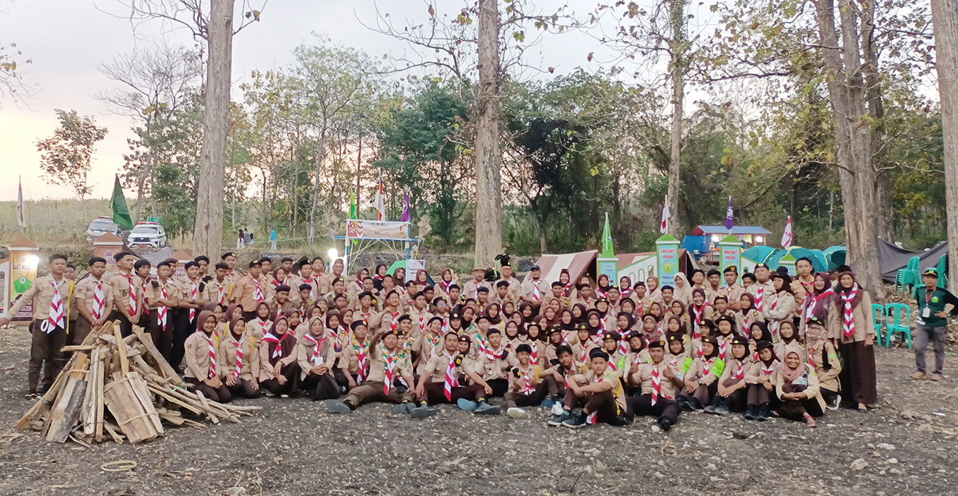 PRAMUKA: Dinkes Grobogan melakukan Pertihusada di Bumi Perkemahan Sendang Coyo Desa Mlowokarangtalun, Kecamatan Pulokulon. (INTAN MAYLANI SABRINA/RADARPATI.ID)