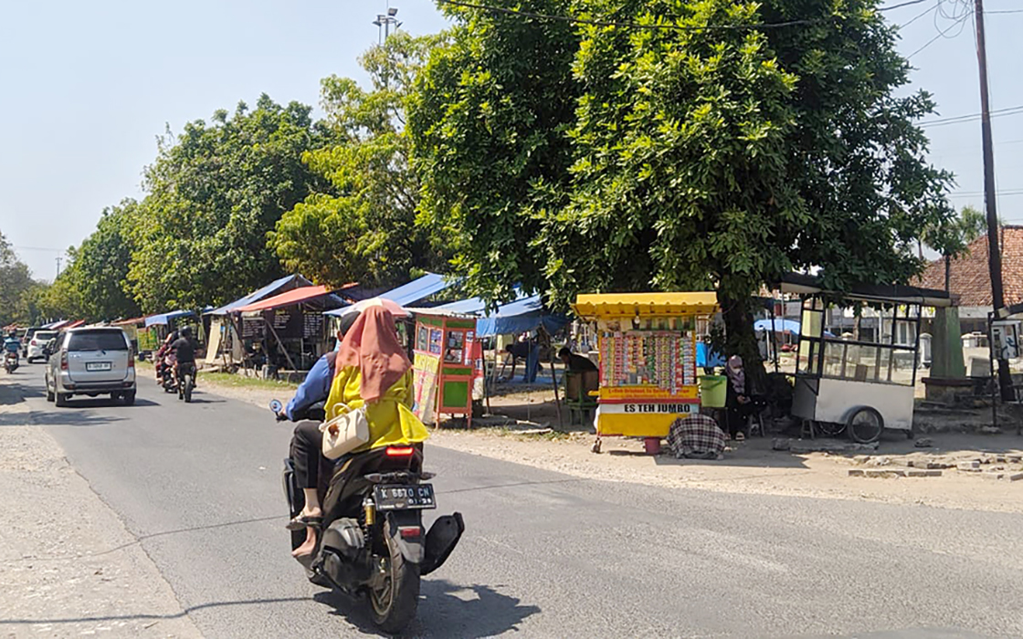 MEMBAHAYAKAN: Sejumlah lapak PKL di Taman Seribu Lampu, Cepu, tampak sangat dekat dengan jalan raya. (ARIF FAKHRIAN KHALIM/RADARPATI.ID)