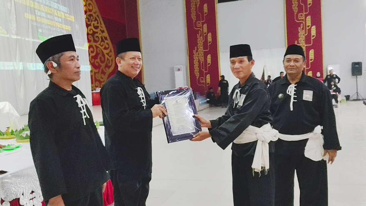 ANGGOTA KEHORMATAN : Dewan Pusat PSHT Kangmas Sapto Yohanes menyerahkan warga kehormatan dan dewan penasehat PSHT kepada Bambang Pujiyanto dan Pujo Santoso di Purwodadi pada Jumat (19/7) lalu.