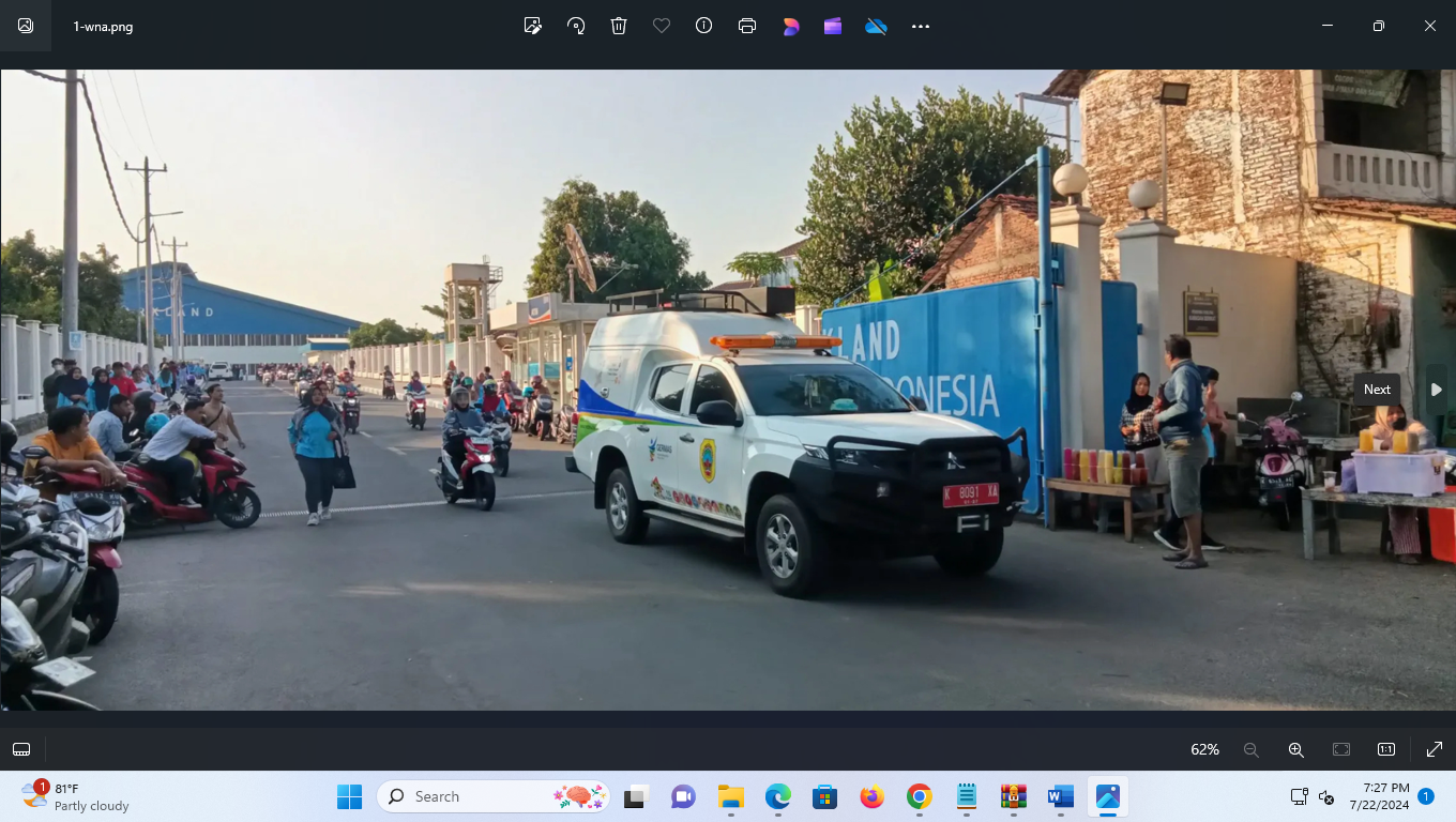 BUDALAN: Karyawan PT Seijin di Kabupaten Pati pulang bekerja dari pabrik belum lama ini. (ANDRE FAIDHIL FALAH/RADAR KUDUS)