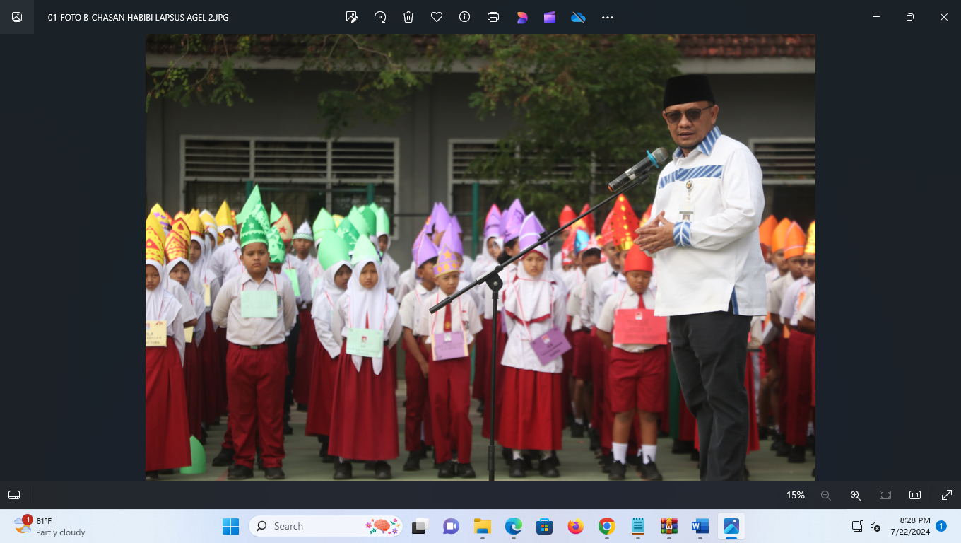 BERI SEMANGAT: Pj Bupati Kudus M. Hasan Chabibie memberikan arahan di SDN 1 Bae Kudus di hari pertama masuk sekolah kemarin. (DONNY SETYAWAN/RADAR KUDUS)
