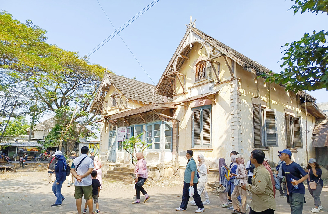INOVASI: Para wisatawan sedang melihat keindahan bangunan peninggalan masa kolonial Belanda di Kecamatan Cepu. (ANDRE UNTUK RADARPATI.ID)