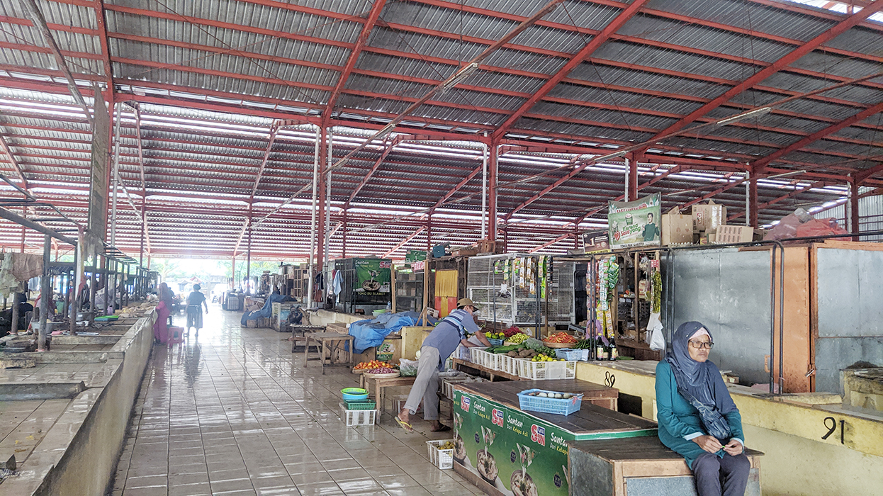 KELAYAKAN: Kondisi Pasar Sido Makmur Blora yang butuh perawatan di bagian talang dan drainase. (ARIF FAKHRIAN KHALIM/RADARPATI.ID)