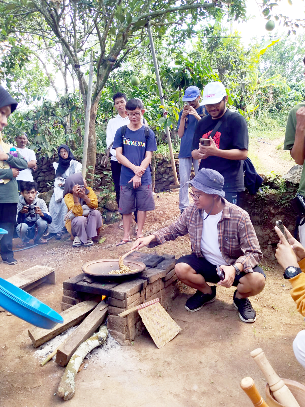 PENGEMBANGAN WISATA: Pengunjung Desa Wisata Japan, Kudus melihat cara menyangrai kopi menggunakan alat tradisional beberapa waktu lalu. (SEKARWATI / RADAR KUDUS)
