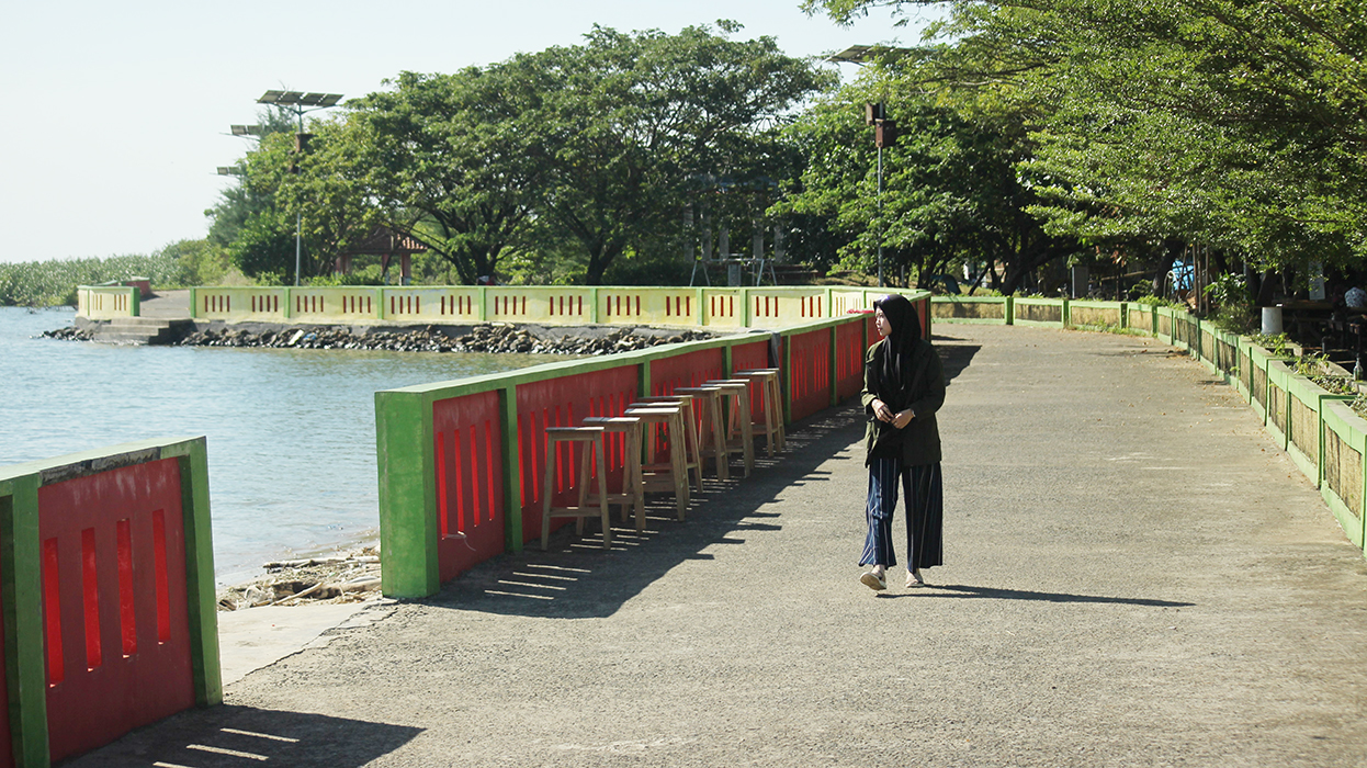 SEPI: Wisatawan melintas track di sisi Pantai Pungkruk Desa Mororejo, Mlonggo. (MOH. NUR SYAHRI MUHARROM/RADARPATI.ID)