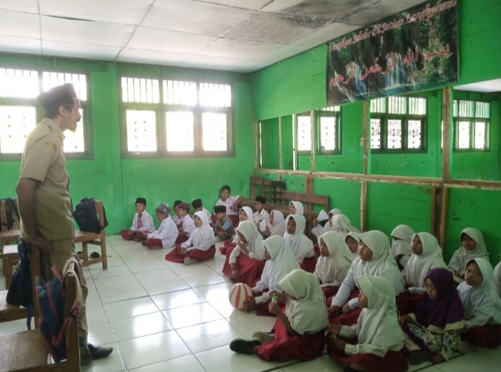 BELAJAR: Sejumlah murid kelas 1-6 di SDN 4 Banjarejo saat awal masuk sekolah, baru-baru ini. ARIF FAKHRIAN KHALIM/RADAR KUDUS
