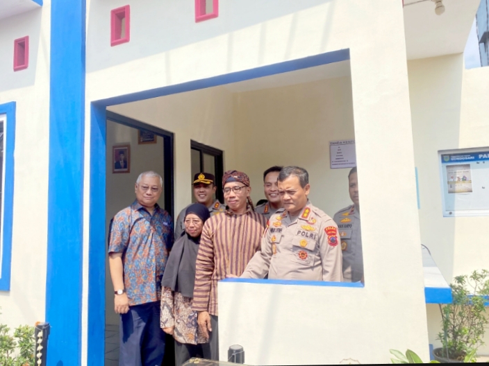CEGAH KEJAHATAN: Kapolda Jateng Irjen Ahmad Luthfi meresmikan pos kampling di Desa Gondosari, Gebog kemarin. HUMAS UNTUK RADAR KUDUS