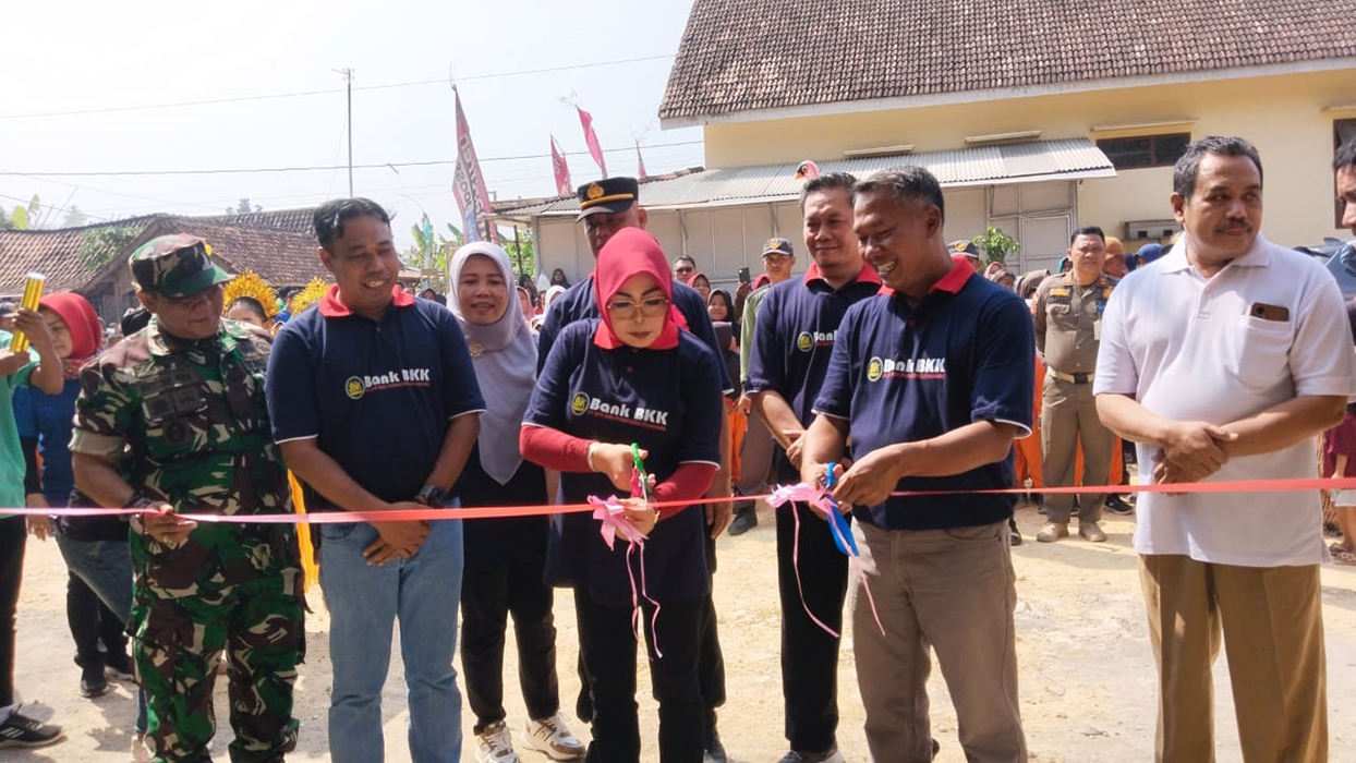POTONG PITA: Bupati Sri Sumarni meresmikan objek wisata Balai Sari di Desa Sari Rejo, Kecamatan Ngaringan kemarin. (SIROJUL MUNIR/RADARPATI.ID)