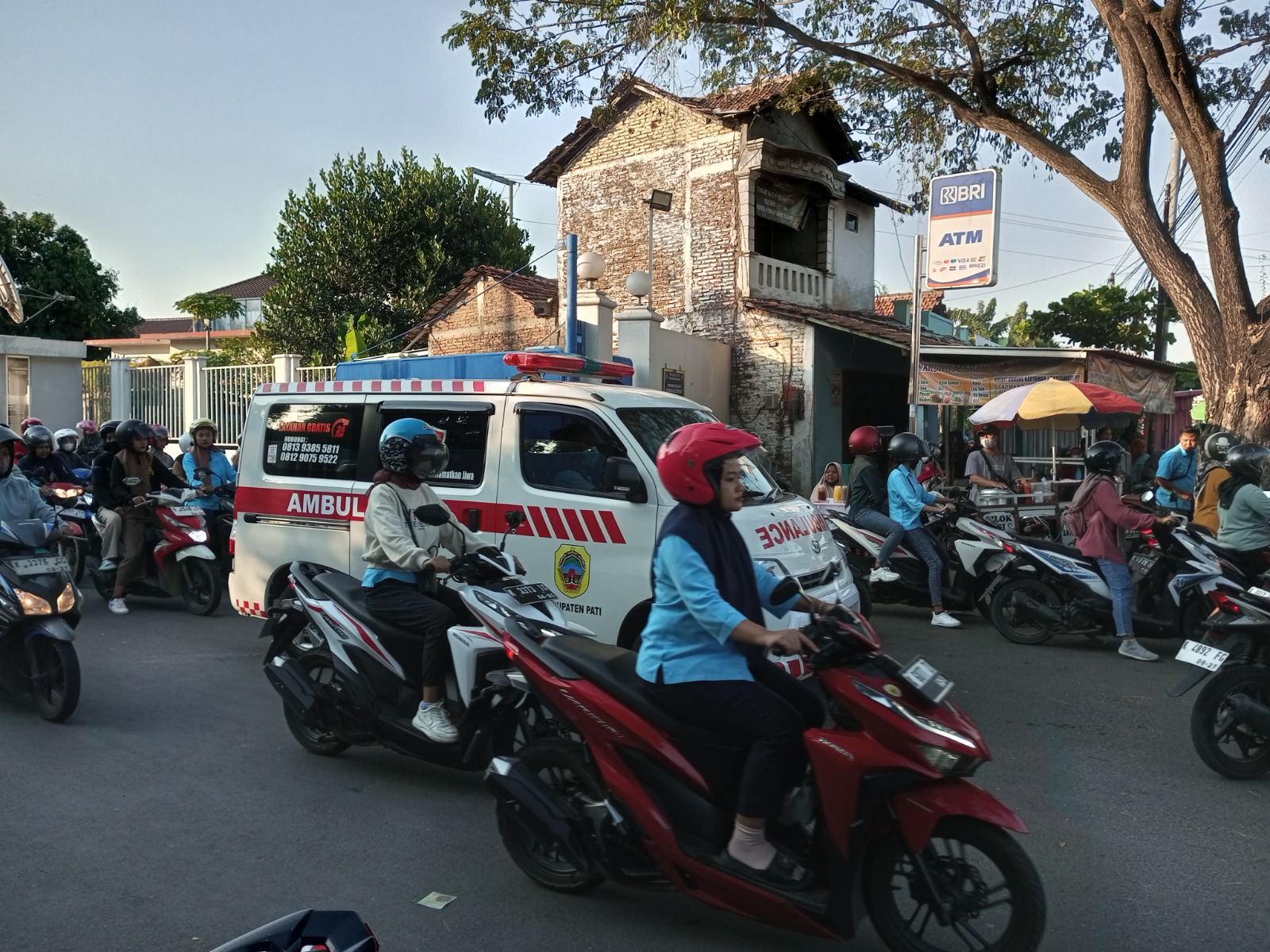 HEBOH : Ambulan mengevakuasi para karyawan PT Sejin Fashion Indonesia, Margorejo Pati pekan lalu saat terjadi peristiwa keracunan massal. (ACHMAD ULIL ALBAB/RADAR KUDUS)