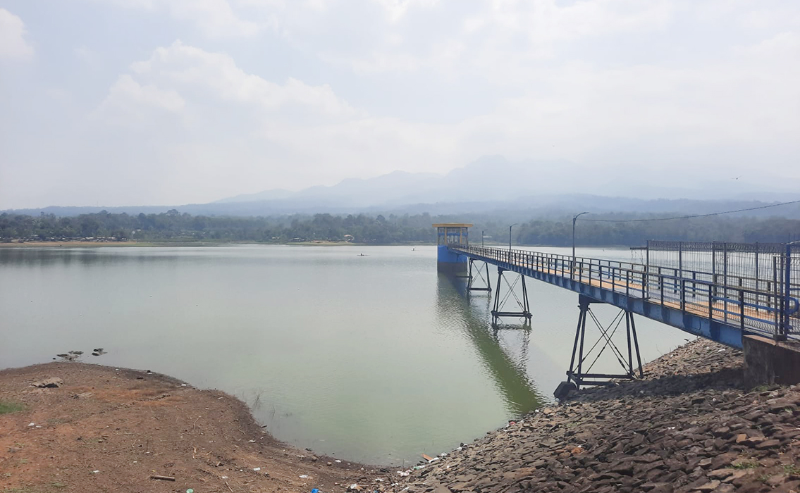 MENYUSUT : Volume air Waduk Gembong turun drastis hingga jutaan meter kubik. Saat ini tersisa 6,7 juta meter kubik, menyusut 2,8 juta meter kubik.(ACHMAD ULIL ALBAB/RADARPATI.ID)