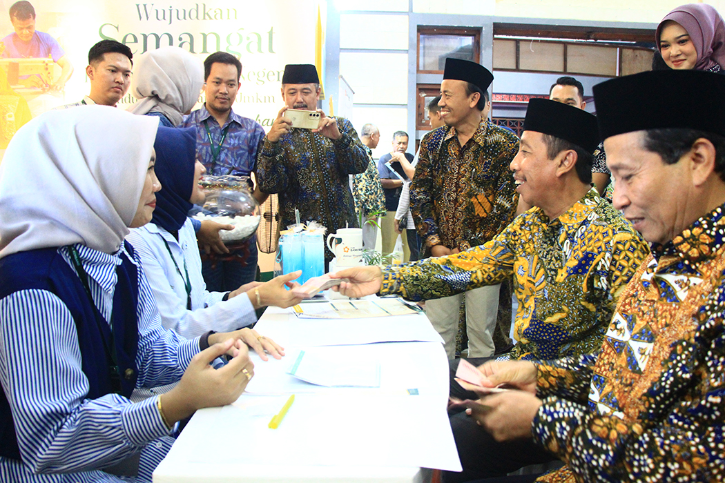 ANTUSIAS: Bupati Rembang, Abdul Hafifz bersama Sekda Rembang, Fahrudin didampingi Direktur Utama Bank Rembang Ahmad Nawawi menabung di acara Rembang Expo, Senin malam. (WISNU AJI/RADARPATI.ID)