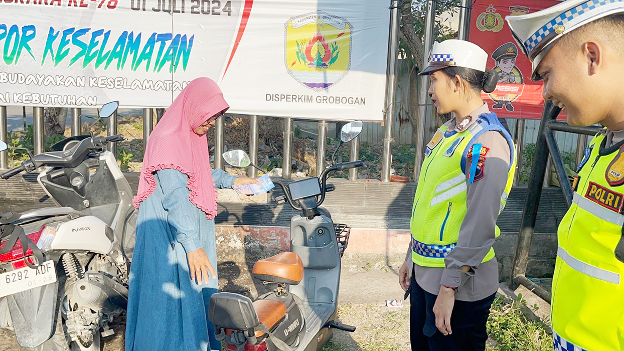 SOSIALISASI: Satlantas Polres Grobogan saat melakukan sosialisasi sepeda listrik di sepanjang Jalan A Yani, Kota Purwodadi. (INTAN MAYLANI SABRINA/RADARPATI.ID)