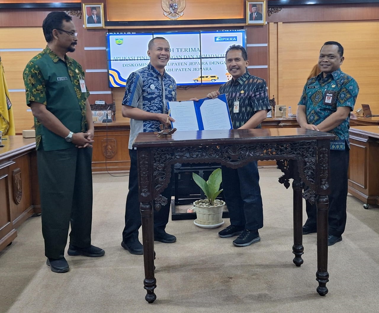 DIGITALISASI: Sekda Jepara Edy Sujatmiko (dua dari kanan) menyerahkan tanggung jawab pengelolaan Aplikasi Apkira kepada Kepala Diskominfo Jepara Arif Darmawan. PEMKAB JEPARA UNTUK RADAR KUDUS