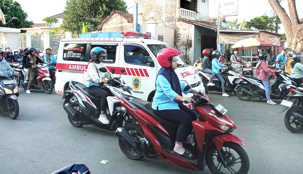 GERAK CEPAT: Mobil ambulance keluar dari kawasan pabrik garmen PT Sejin Fashion Indonesia saat peristiwa keracunan massal pekan lalu. (ACHMAD ULIL ALBAB/RADARPATI.ID)