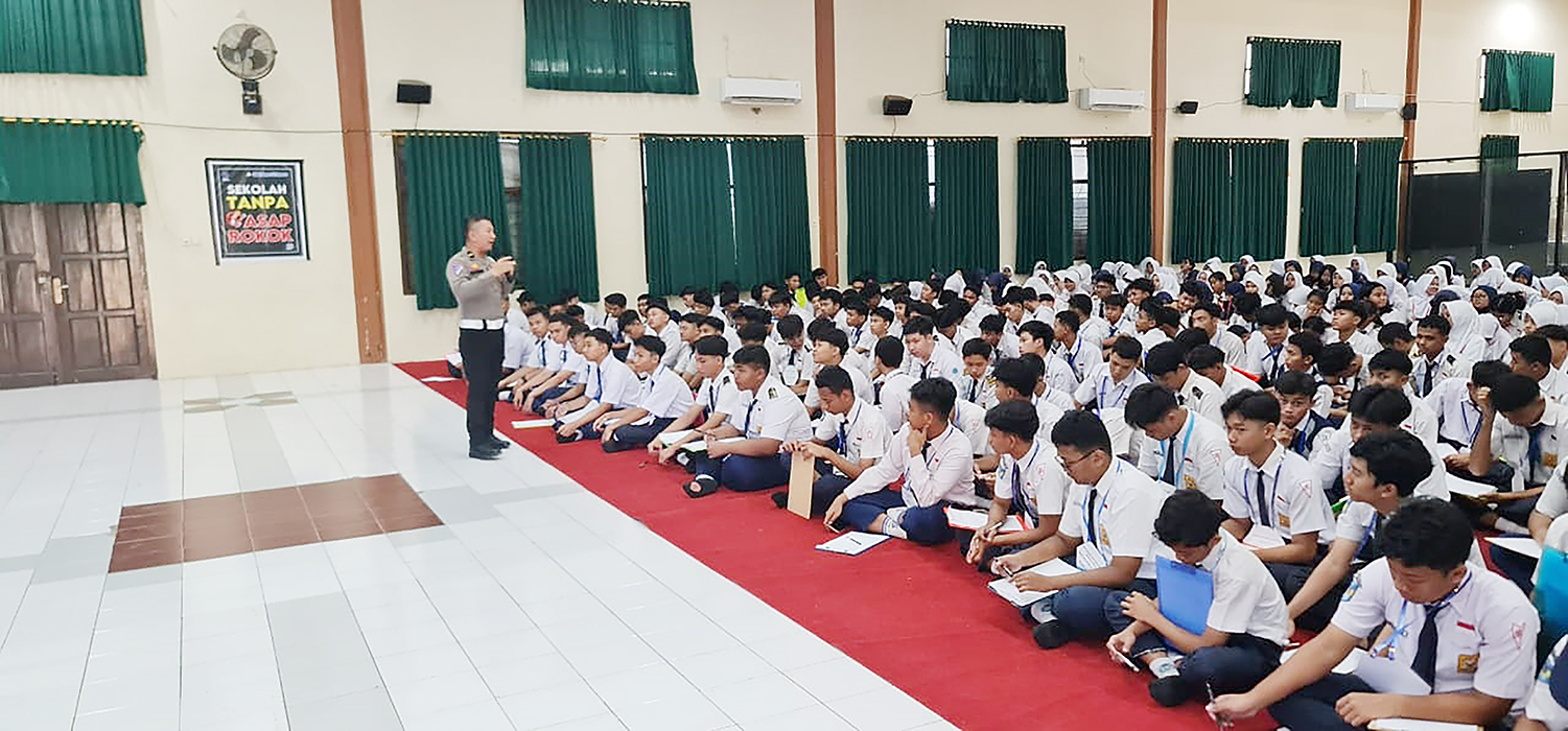 BLUSUKAN: Personel Satlantas Polres Jepara memberikan materi tertib lalu lintas kepada siswa yang mengikuti MPLS di SMAN 1 Jepara kemarin. (POLRES JEPARA UNTUK RADARPATI.ID)