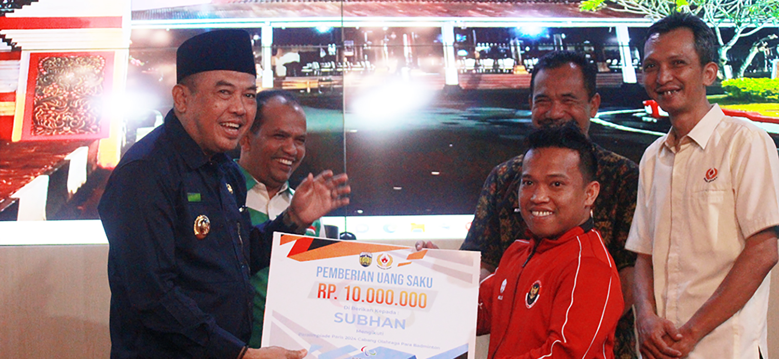 APRESIASI: PJ Bupati Jepara Edy Supriyanta memberikan reward kepada Subhan, atlet berprestasi yang mewakili Indonesia dan Jepara di ajang Paralimpic Paris 2024. (MOH. NUR SYAHRI MUHARROM/RADARPATI.ID)