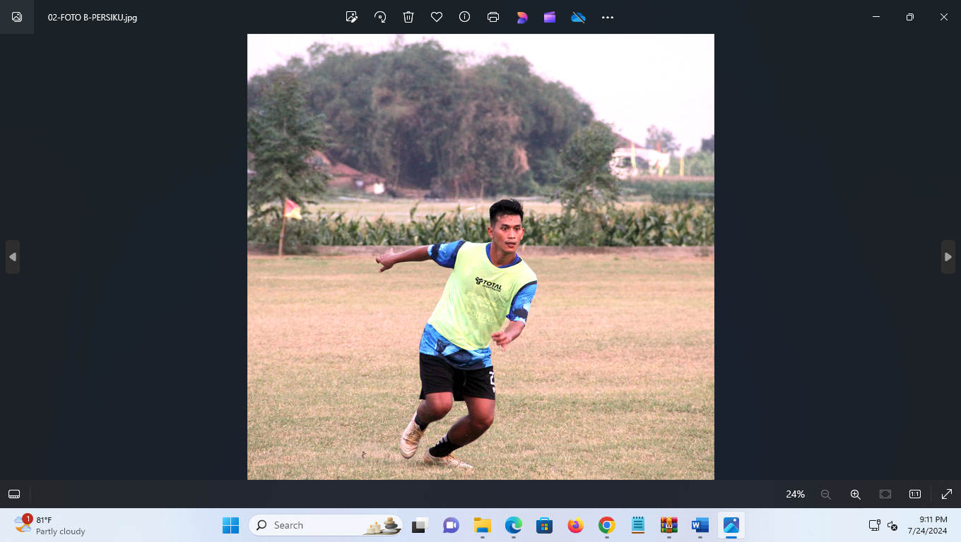 KURANG MEMUASKAN: Pemain Eks Timnas Indonesia dan Persib Bandung Indra Mustafa saat mengikuti seleksi tim Persiku. (GALIH ERLAMBANG W/RADAR KUDUS)