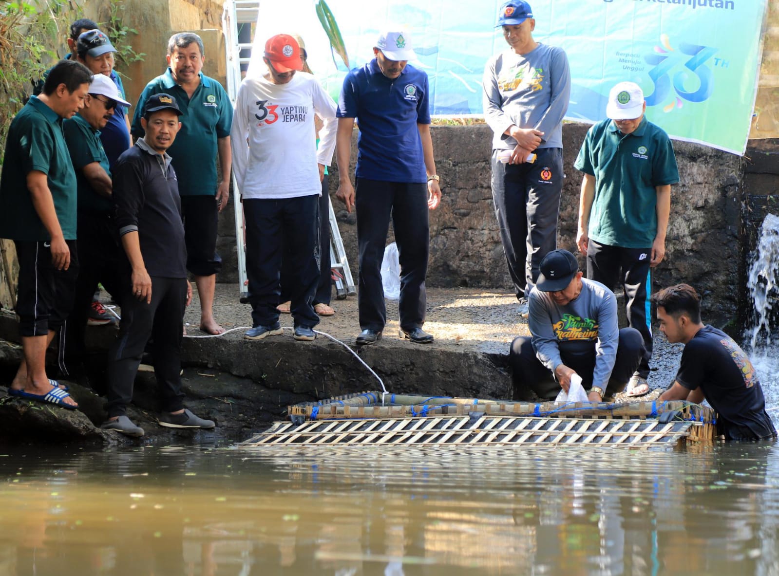 PEDULI LINGKUNGAN: Rektor Unisnu Jepara Abdul Djamil bersama jajarannya menebar benih ikan di aliran sungai yang mengaliri kampus kemarin. UNISNU JEPARA UNTUK RADAR KUDUS