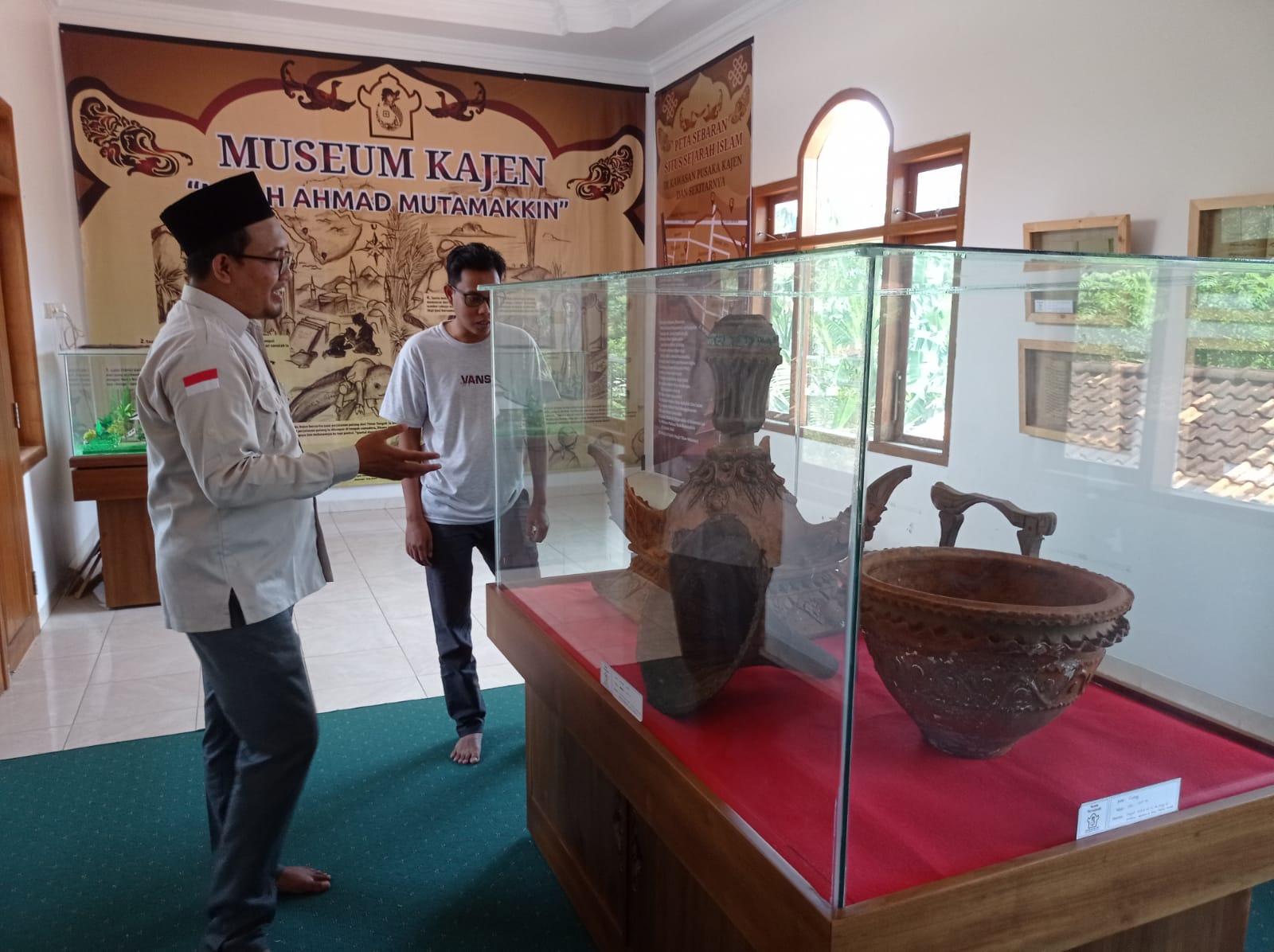 EDUKATIF: Zuli Rizal memandu pengunjung yang melihat koleksi Museum Kajen belum lama ini. (ACHMAD ULIL ALBAB/RADAR KUDUS)