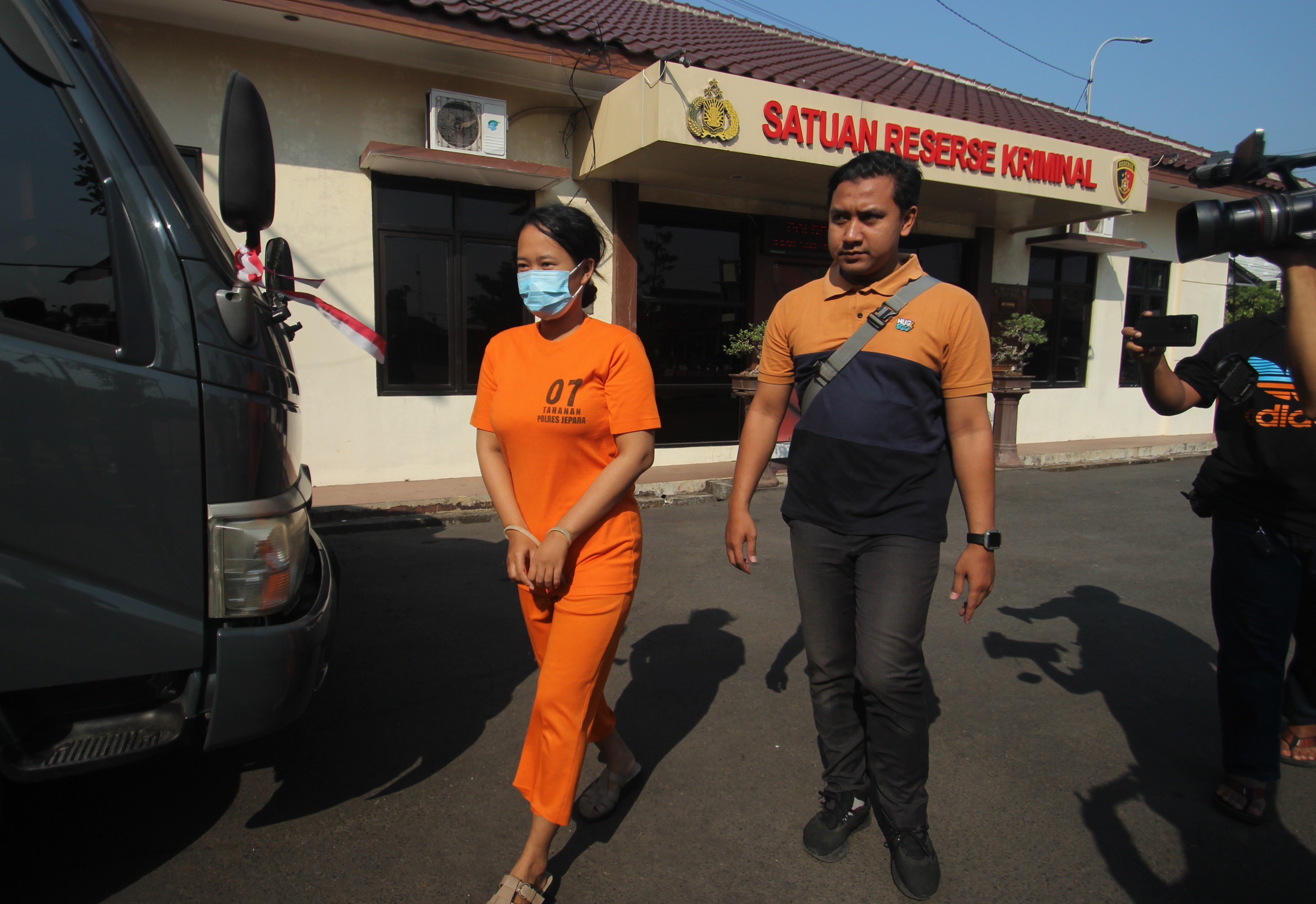 DIHUKUM: Polisi menggelandang KN, tersangka promosi situs judi online ke Mapolres Jepara (27/7). (MOH. NUR SYAHRI MUHARROM/RADAR KUDUS)