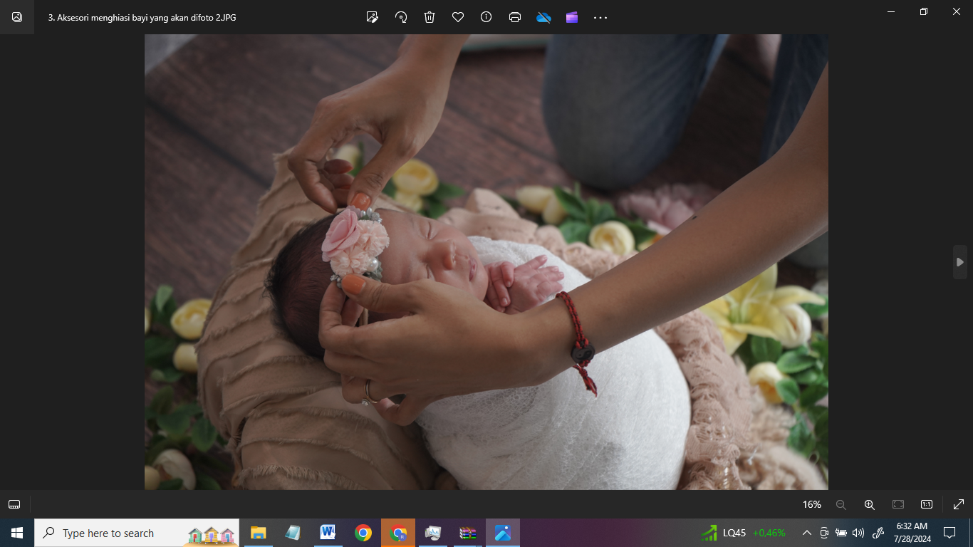 LUCU: Salah seorang fotografer sedang menata bayi mungil untuk persiapan foto. (Helubaby RADAR PATI)