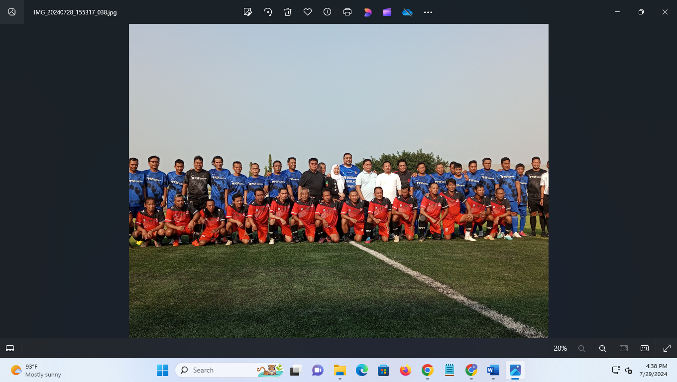 FUN GAME: Pemain timnas legend (Jersey biru) berfoto bersama pemain Persipa Pati Legend di Stadion Joyokusumo. (ACHMAD ULIL ALBAB/RADAR KUDUS )