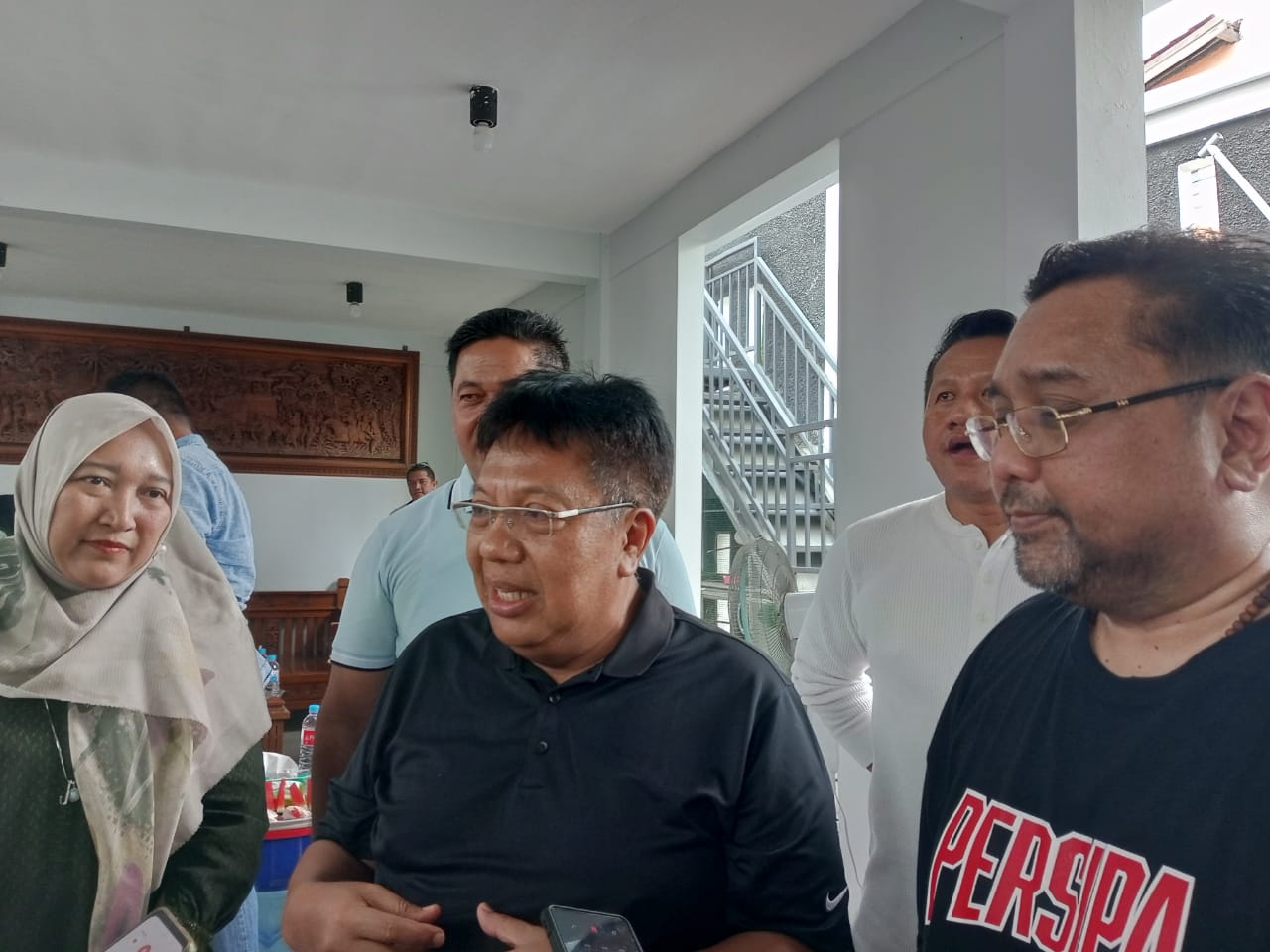 ANGIN SEGAR : Gede Widiade (tengah) saat diwawancarai usai makan siang bersama di kediaman CEO Persipa Pati Joni Kurnianto. (ACHMAD ULIL ALBAB/RADAR KUDUS)