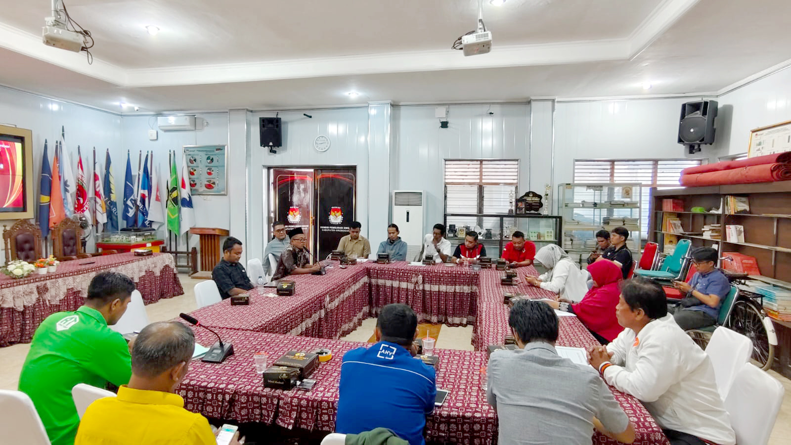 KOORDINASI: Komisioner KPU Grobogan bersama pengurus partai berkordinasi terkait pemenuhan persyaratan administrasi calon terpilih anggota DPRD Grobogan beberapa waktu lalu. (SIROJUL MUNIR/RADAR KUDUS