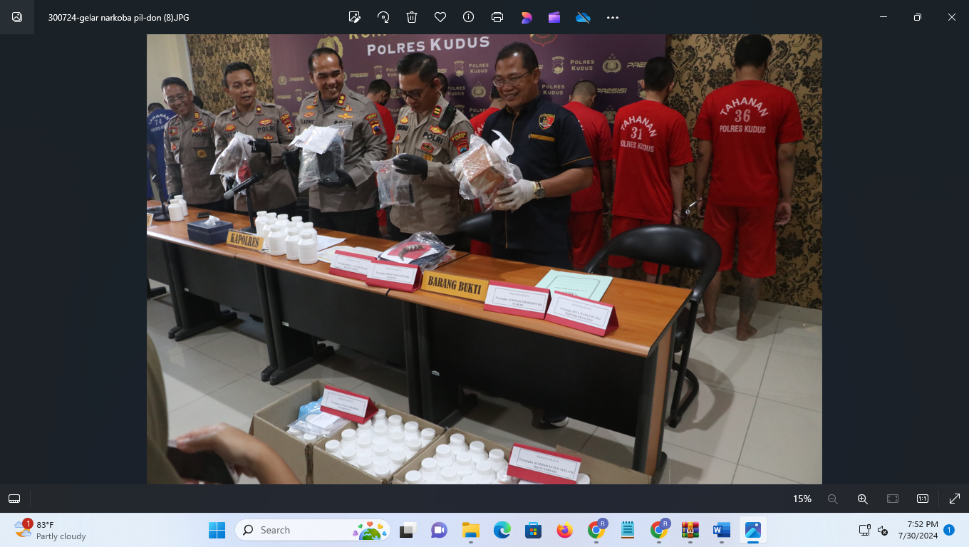 GELAR PERKARA: Kapolres Kudus AKBP Ronni Bonic memberi keterangan dalam gelar perkara pengedaran pil ekstasi dan ganja di mapolres setempat (30/7). (DONNY SETIYAWAN/RADAR KUDUS)