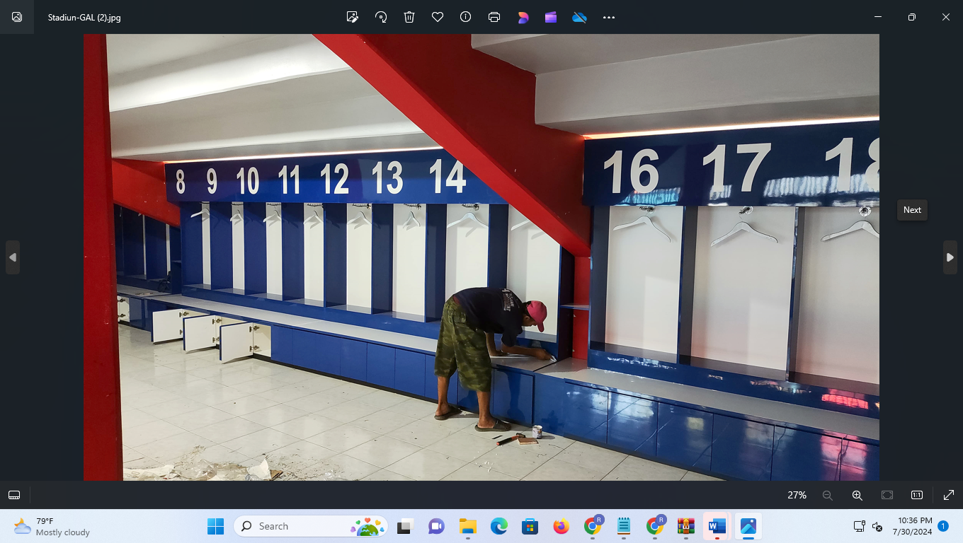 DIKEBUT: Pekerja sedang memasang locker room yang berada di ruang ganti pemain Persiku. (GALIH ERLAMBANG W/ RADAR KUDUS)