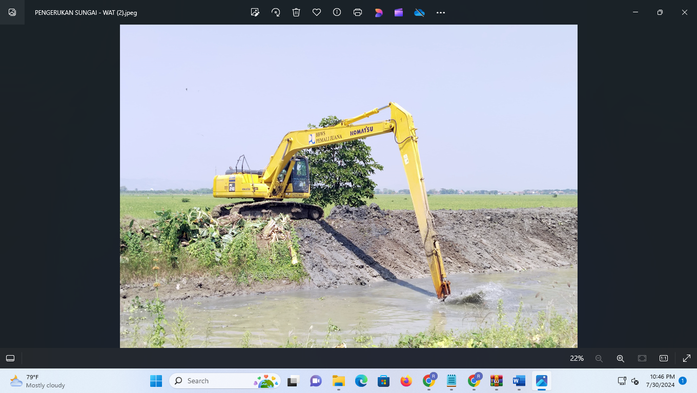 SEKARWATI / RADAR KUDUS PENANGANAN PASCABANJIR: Eskalator BBWS Pemali Juana mengeruk Sungai Jungkemi di wilayah pertanian Dusun Krajan, Desa Karangrowo, Kecamatan Undaan, Kudus (30/7).