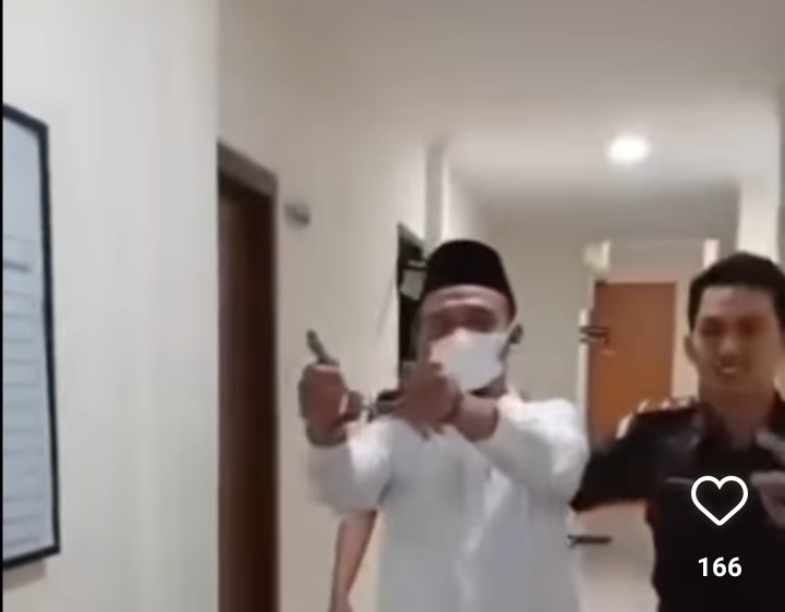 PIDANA PENJARA: Tangkapan layar di media sosial saat terdakwa kasus penipuan umrah Zyuhal Laila joget jempol di depan korban usai vonis.