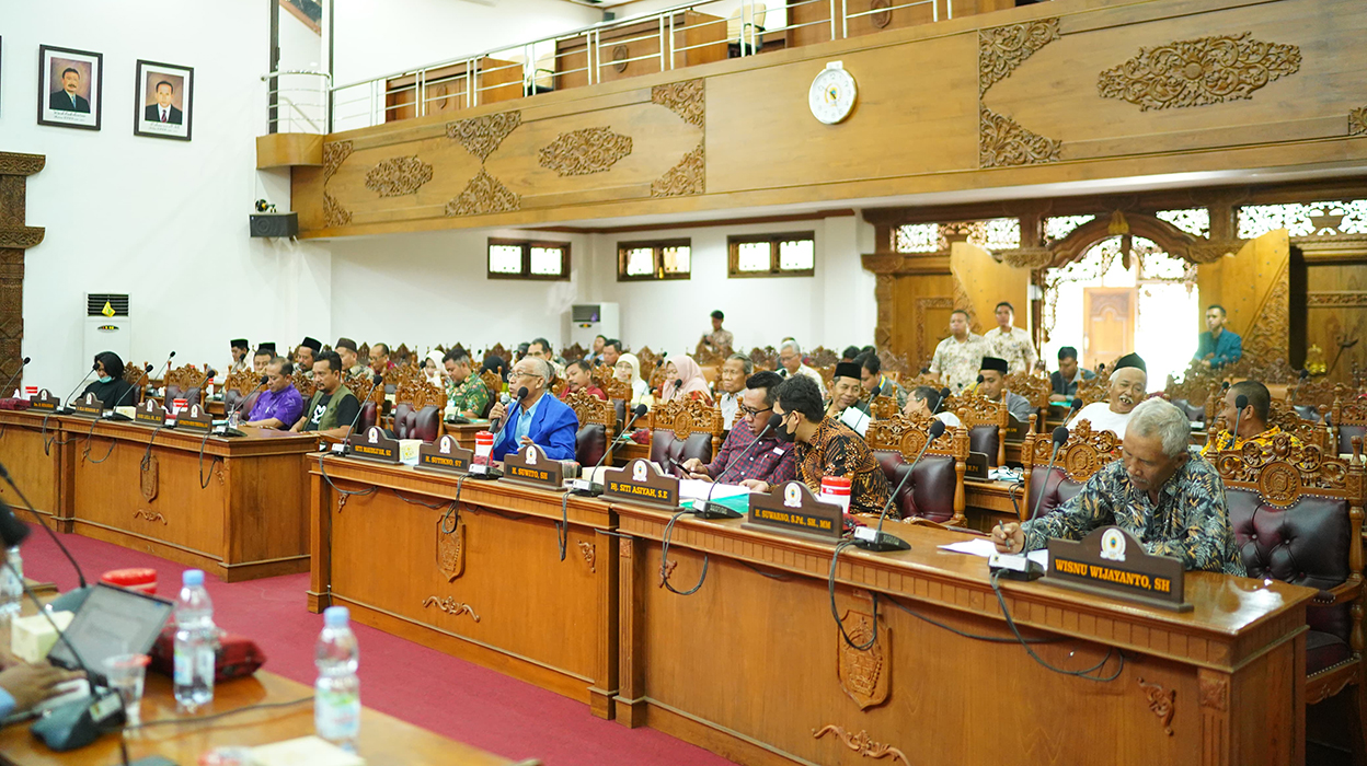 GODOK RAPERDA: Public hearing Raperda tentang Perlindungan dan Pemberdayaan Pelaku Usaha Perikanan dan Pergaraman di ruang rapat paripurna kemarin. (ACHMAD ULIL ALBAB/RADARPATI.ID)