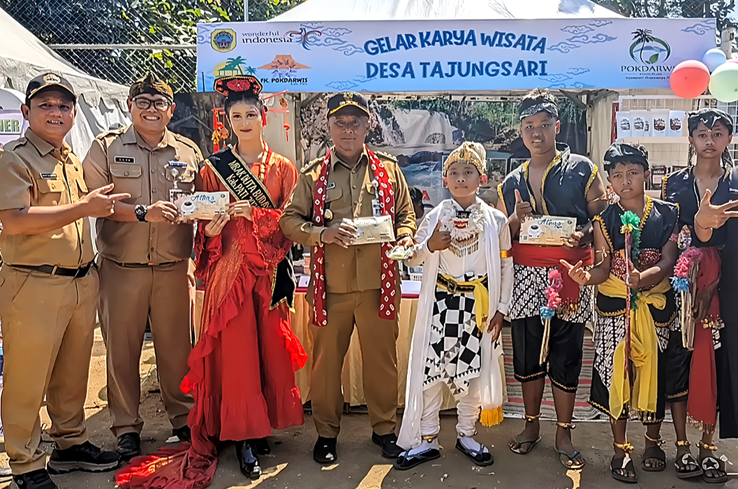 DUKUNG POTENSI DESA: Pj Bupati Pati Henggar Budi Anggoro (empat dari kiri) menghadiri salah satu parade kesenian baru-baru ini. (DINPORAPAR PATI UNTUK RADARPATI.ID)