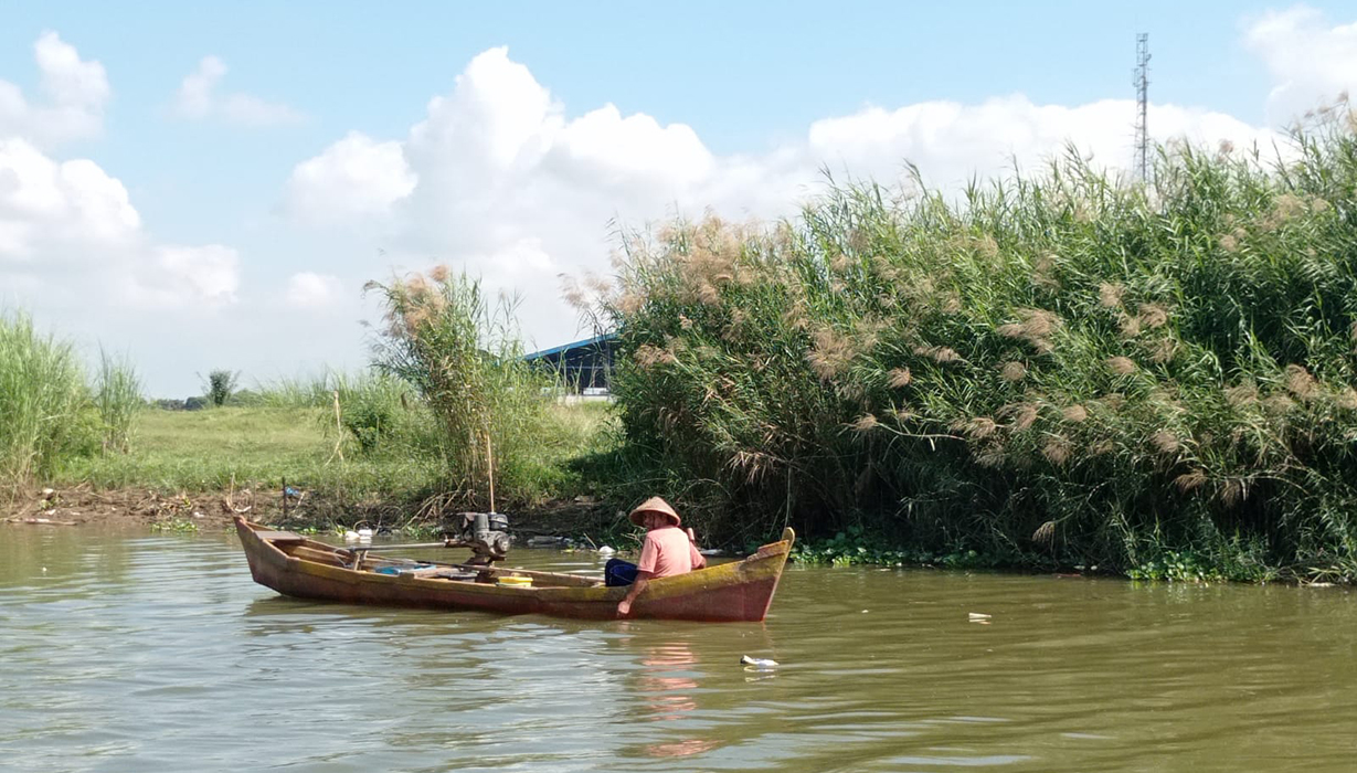 KUALITAS AIR TURUN: Aktivitas warga dengan perahu di Sungai Silugonggo, Juwana, belum lama ini. (ACHMAD ULIL ALBAB/RADARPATI.ID)