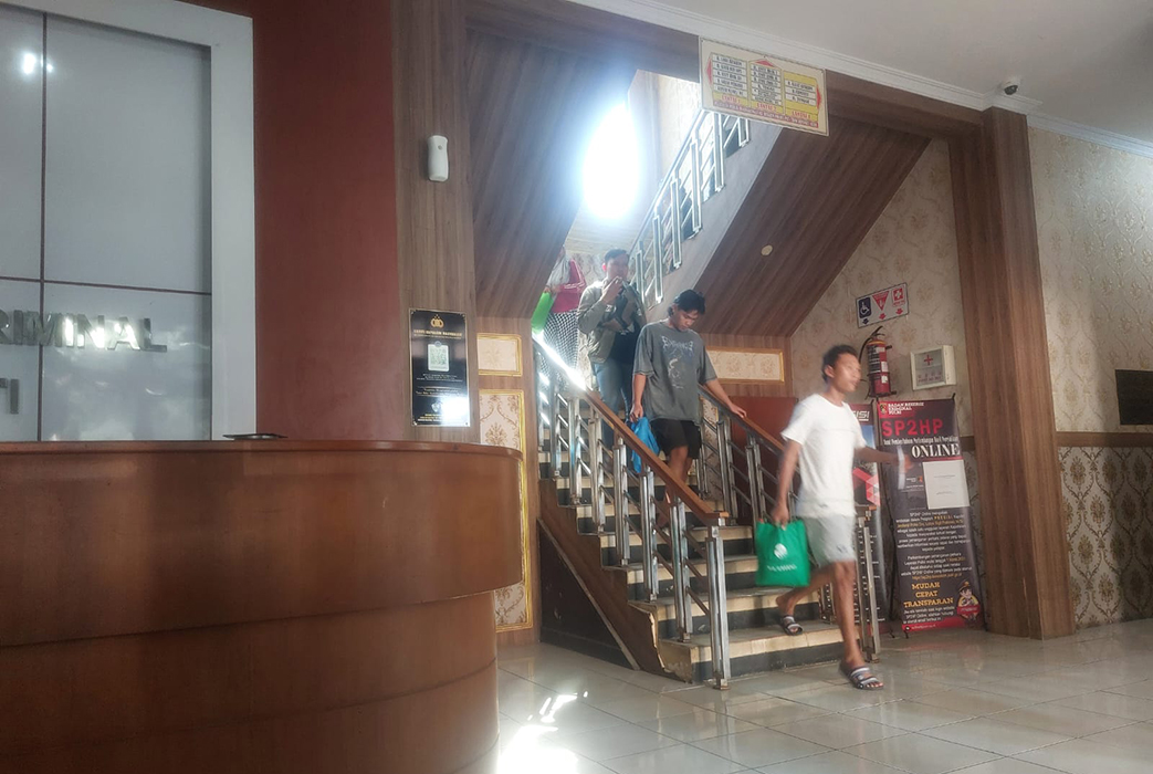 CARI FAKTA: Remaja yang terlibat duel keluar dari ruang pemeriksaan Satreskrim Polresta Pati kemarin sore. (ANDRE FAIDHIL FALAH/RADARPATI.ID)