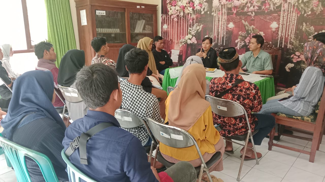 KONSUL: Puskesmas Penawangan saat melakukan konseling ke para calon pengantin (catin) di KUA. (INTAN MAYLANI SABRINA/RADAR KUDUS)  &nbsp;