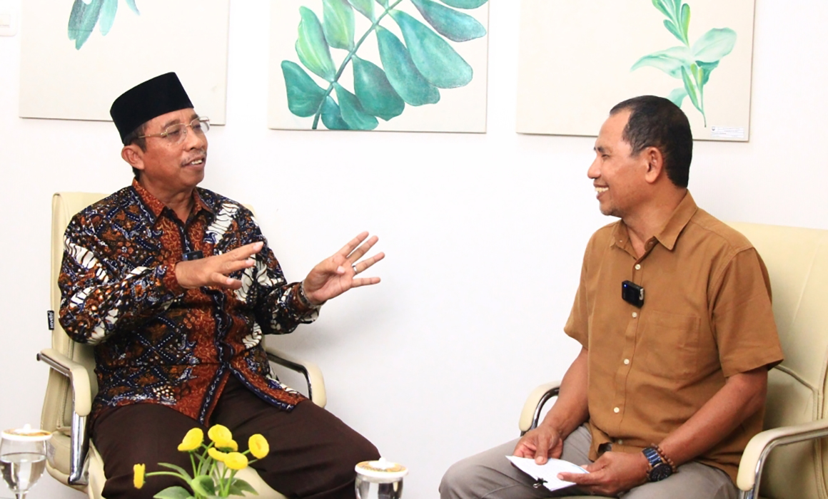 TALKSHOW: Bupati Rembang Abdul Hafidz talkshow capaian pembangunan kesehatan bersama Direktur Jawa Pos Radar Kudus, Baehaqi di ruang kerja kemarin. (WISNU AJI/RADARPATI.ID)