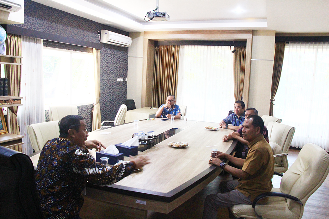 DISKUSI BERSAMA: Bupati Rembang Abdul Hafidz diskusi bersama seputar kesehatan bersama Kepala Dinkes Rembang, dr Ali Syofii, Kepala BPJS Kesehatan, Hendro Sofyan Hadi dan Nugroho Septiawan Widyatmoko