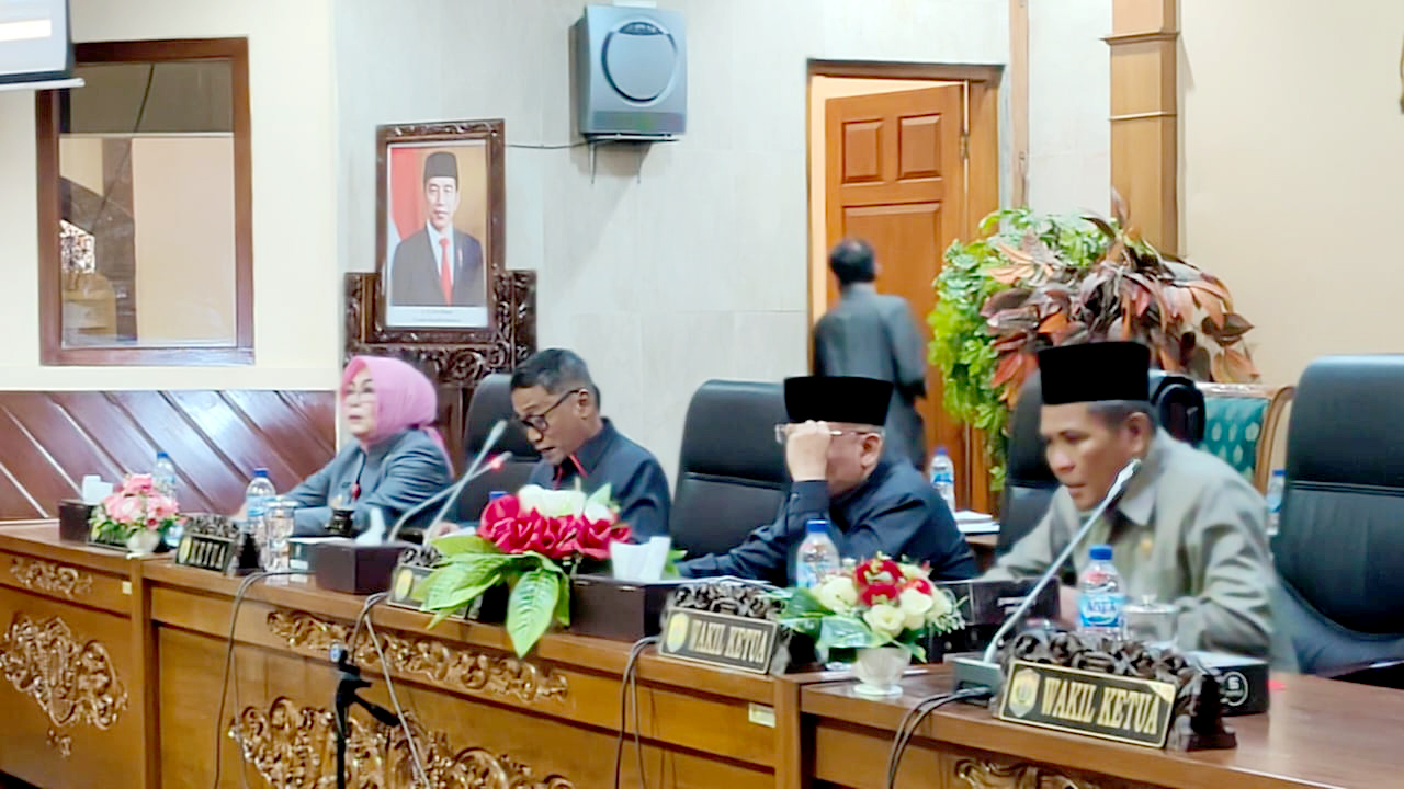 SEPAKAT: Bupati Sri Sumarni bersama Ketua DPRD Grobogan Agus Siswanto dan dua pimpinan lainya Moch Fatah dan Sugeng Prasetyo saat membahas tambahan penghasilan bagi ASN. (SIROJUL MUNIR/RADAR KUDUS)