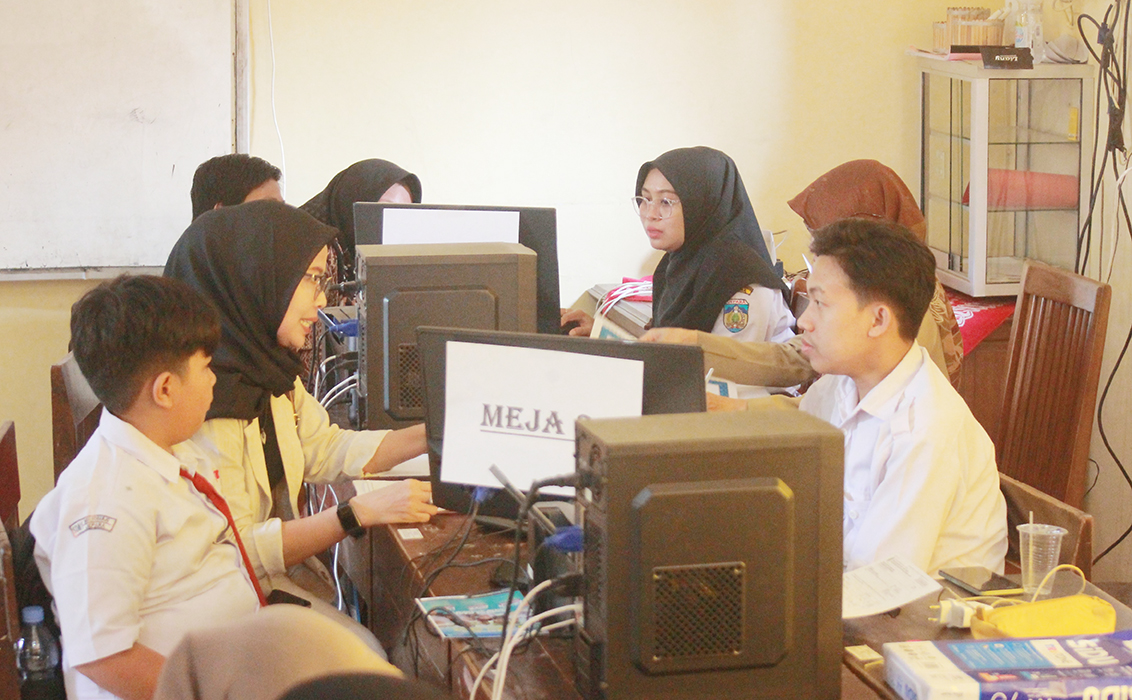 DIKURANGI: Beberapa calon peserta didik berkonsultasi dengan operator sekolah saat pelaksanaan PPDB. (MOH. NUR SYAHRI MUHARROM/RADARPATI.ID)