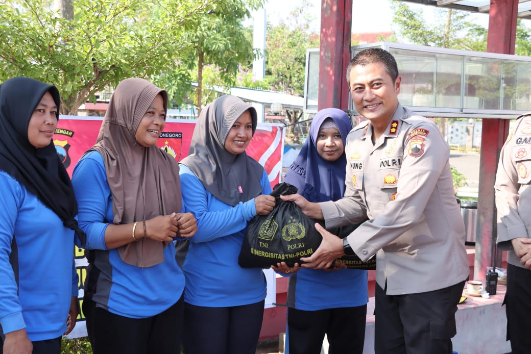 BERBAGI &ndash; Kapolres Grobogan AKBP Dedy Anung Kurniawan menyerahkan bantuan sembako kepada petugas kebersihan di Taman Kuliner Kota Purwodadi, kemarin. SIROJUL MUNIR/RADAR KUDUS