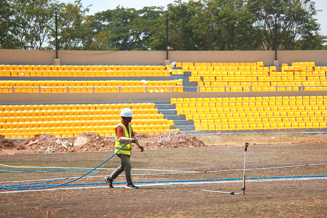 DIKEBUT: Petugas renovasi Stadion GBK Jepara menyiram rumput lapangan yang telah ditanam belum lama ini. (MOH. NUR SYAHRI MUHARROM/RADARPATI.ID)