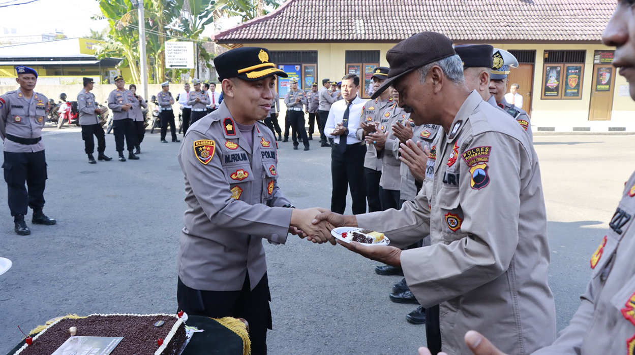 SPESIAL: Wakapolres Rembang Kompol Fadhlan memberikan kejutan kepada para personel Polres Rembang yang merayakan ulang tahun di bulan Juli 2024. (HUMAS POLRES REMBANG UNTUK RADARPATI.ID)