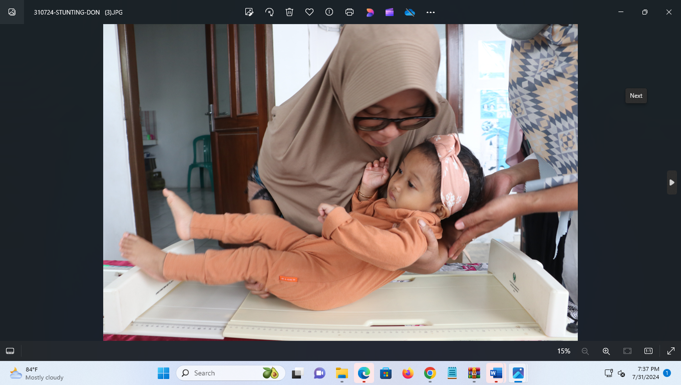 CEGAH STUNTING: Pengukuran dan menimbang berat bayi seperti dalam kegiaatan Posyandu untuk penanganan stunting di Kudus. (DONNY SETIYAWAN/RADAR KUDUS)