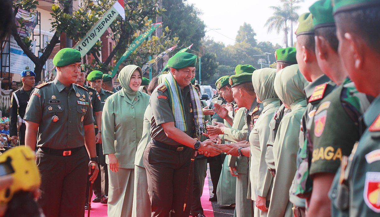 MOH. NUR SYAHRI MUHARROM/RADARPATI.ID SELAMAT DATANG: Danrem Makutarama Kolonel Inf Ari Prasetya didampingi Dandim Jepara Letkol Inf M. Husnur Rofiq menyalami para prajurit yang memberi sambutan.