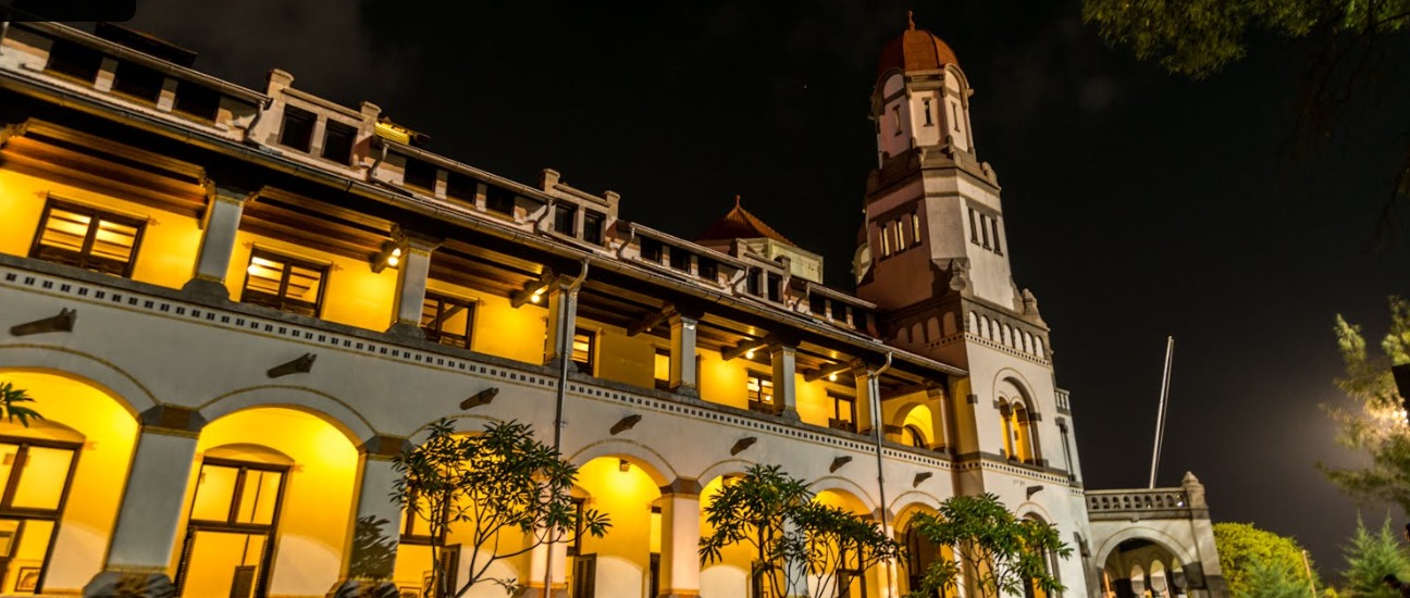 FAVORIT : Bangunan Lawang Sewu di Semarang saat malam hari. (ISTIMEWA)