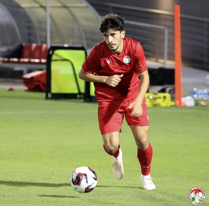 Rakhmatsho Rakhmatzoda pemain Timnas Tajikistan yang berposisi di tengah. (INSTAGRAM)