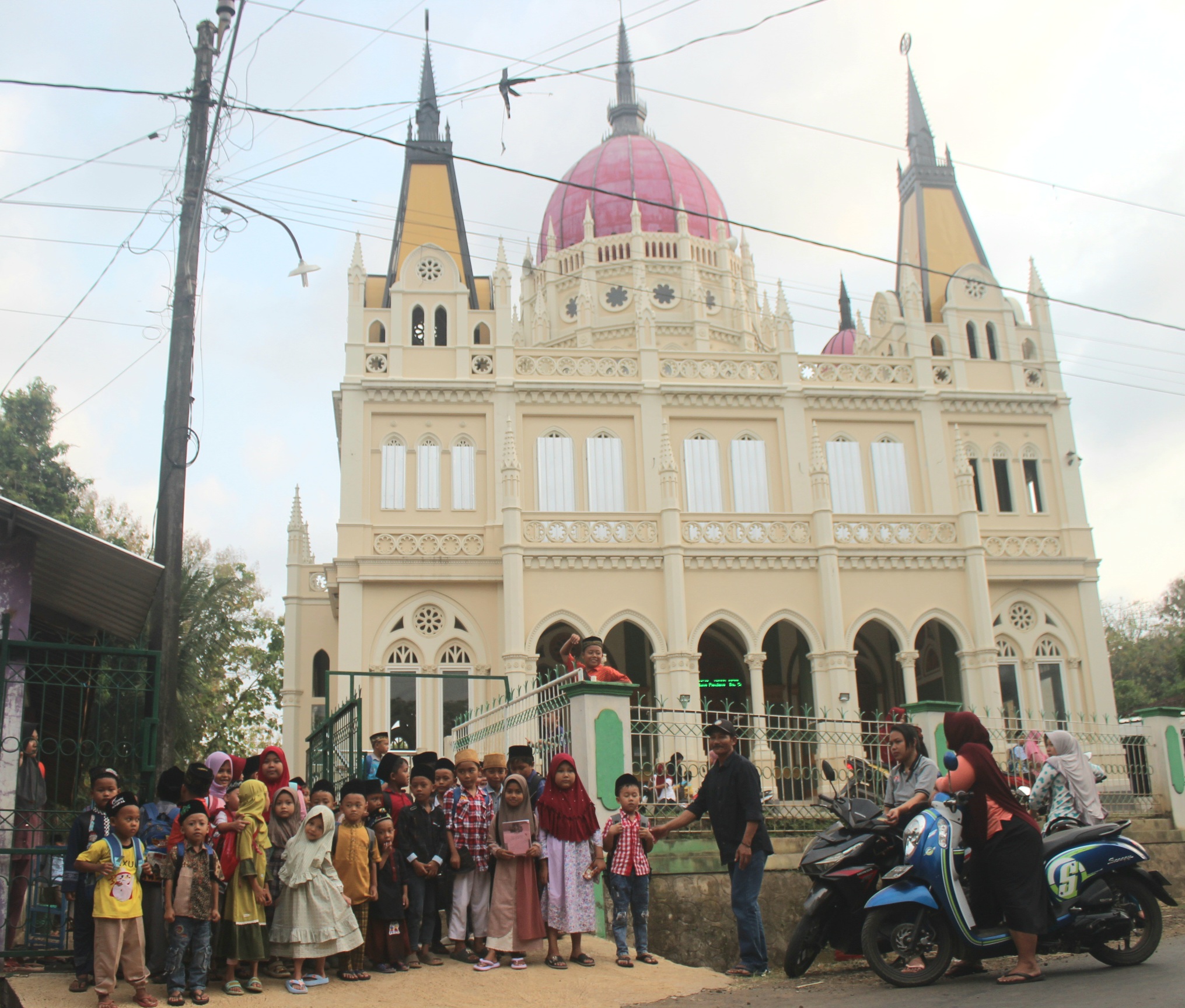MEGAH: Para santri telah pulang dari TPQ Rouddutul Furqon yang berada di depan Masjid Baiturrahman Kedungpanjang Desa Soneyan yang dibangun bergaya arsitektur Eropa. (FIKRI THOHARUDIN/RADAR KUDUS)