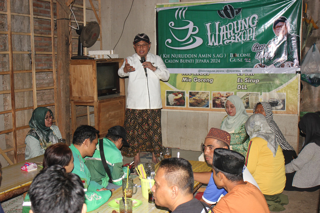 SERAP ASPIRASI: Ketua DPC PKB Jepara Nuruddin Amin didampingi istrinya, Hindun Anisah menggelar kegiatan Gus Nung Mendengar di salah satu warung kopi di Jepara kemarin malam. (PKB JEPARA )